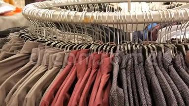 在购物中心的<strong>男装</strong>商<strong>店</strong>里，一排排各种时尚`男士衬衫在一个巨大的衣架上。